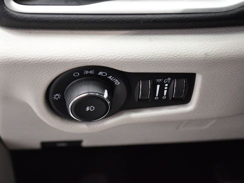 Used 2023 Chrysler Pacifica Touring-L FWD image 16