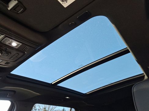 Used 2024 GMC Yukon XL Denali w/ Denali Reserve Package image 17