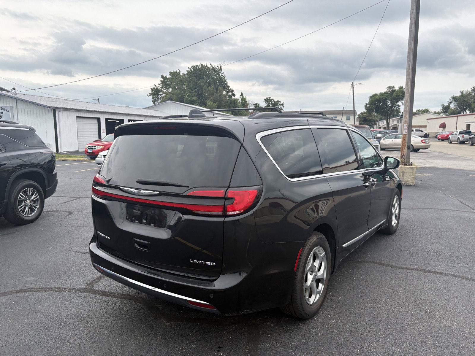 Used 2023 Chrysler Pacifica Limited FWD image 27