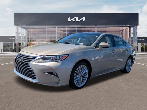 Used 2016 Lexus ES 350 350 w/ Luxury Package w/Wood Trim image 6