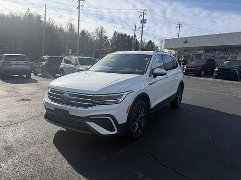 Used 2023 Volkswagen Tiguan SE image 3