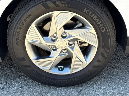 Certified 2025 Hyundai Sonata SE image 9