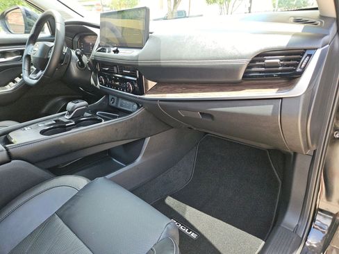 Certified 2025 Nissan Rogue Platinum w/ Platinum Premium Package FWD image 29
