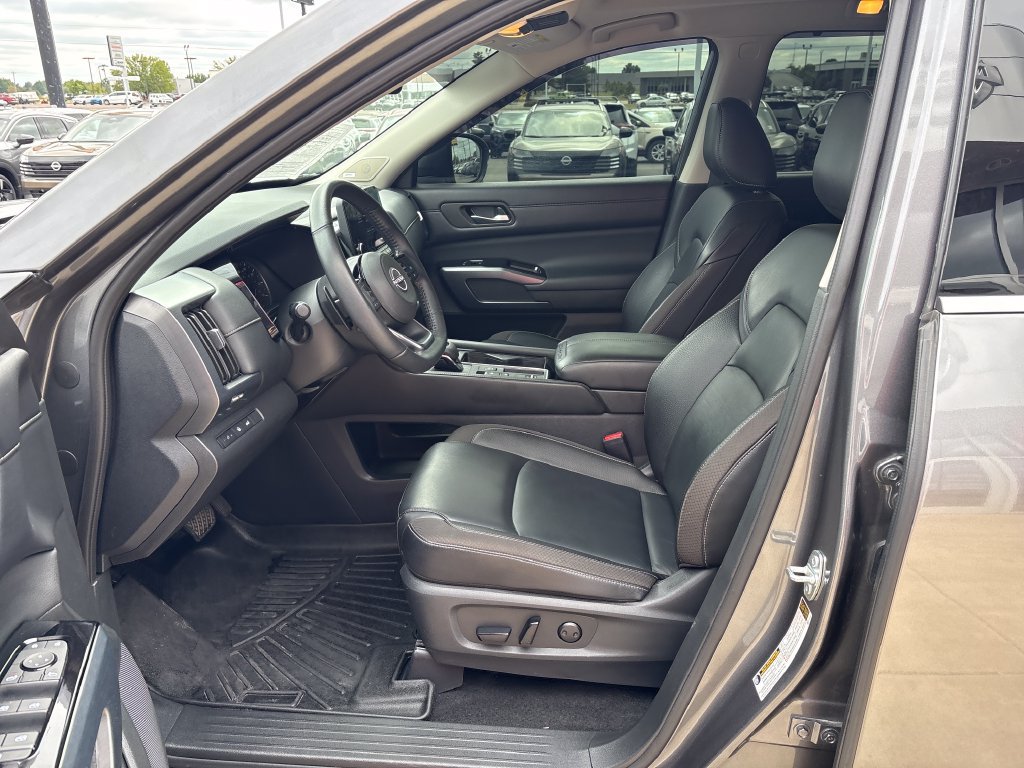 Certified 2024 Nissan Pathfinder SL w/ SL Premium Package FWD image 9