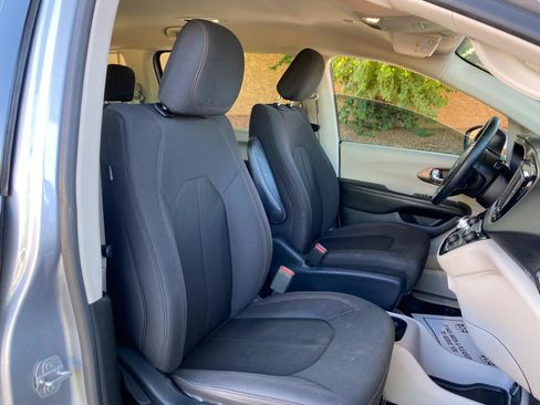 Used 2019 Chrysler Pacifica LX w/ Tire & Wheel Group FWD image 41