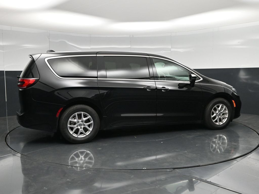 Used 2024 Chrysler Pacifica Touring-L FWD image 2