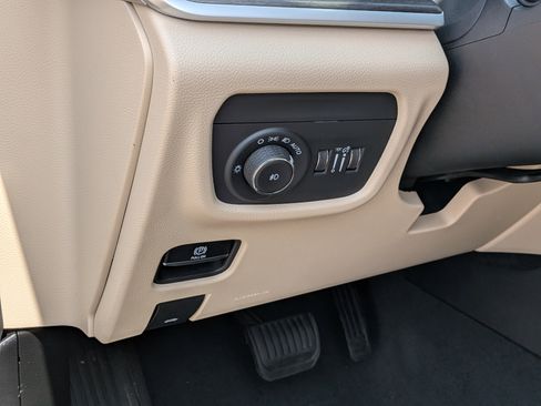 Used 2023 Jeep Grand Cherokee Limited w/ Black Appearance Package AWD/4WD image 15