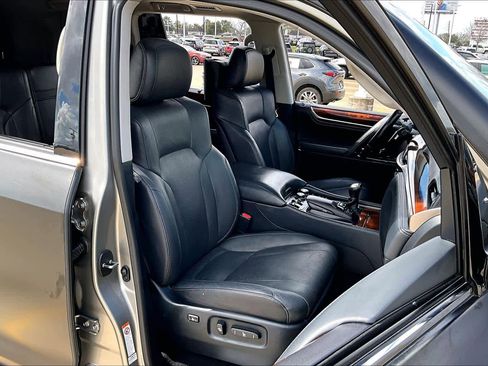 Used 2019 Lexus LX 570 4WD w/ Luxury Package image 9