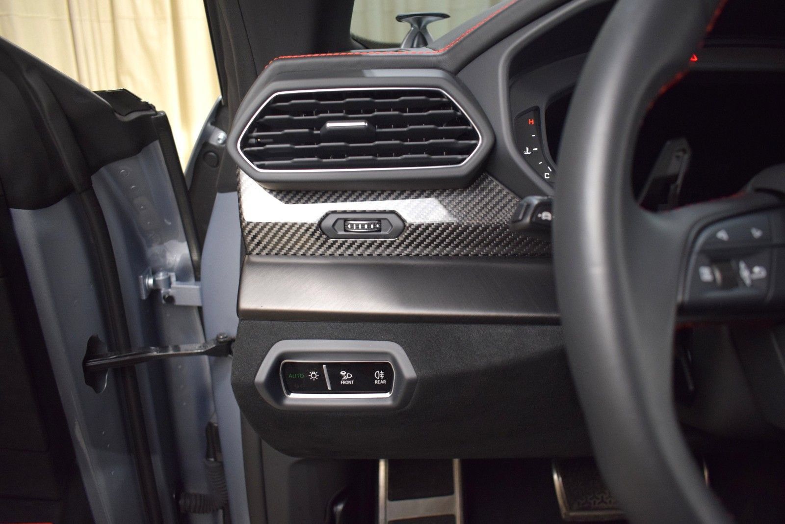 Used 2024 Lamborghini Urus Performante AWD/4WD image 29