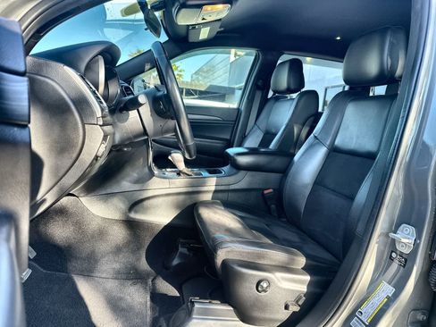 Used 2021 Jeep Grand Cherokee Laredo X image 3