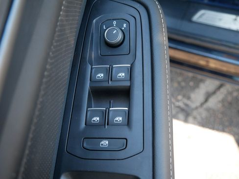 Certified 2025 Volkswagen Atlas Cross Sport SE w/ Black Wheel Package image 19