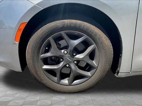 Used 2019 Chrysler Pacifica Touring Plus w/ Advanced Safetytec Group FWD image 10