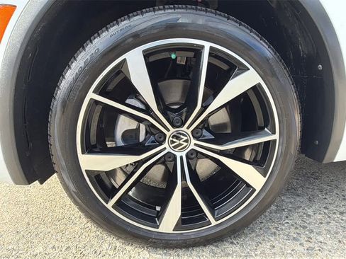 Used 2022 Volkswagen Tiguan SEL R-Line image 9