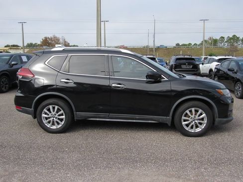 Used 2020 Nissan Rogue SV image 2
