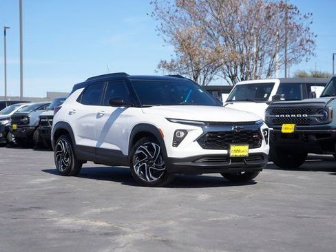 Used 2024 Chevrolet TrailBlazer RS w/ Driver Confidence Package image 2