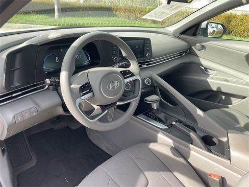 Used 2025 Hyundai Elantra SE image 10