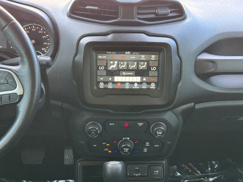 Used 2020 Jeep Renegade Latitude w/ Cold Weather Group FWD image 22