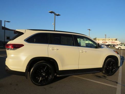 Used 2019 Toyota Highlander SE image 13