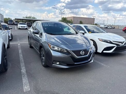 Used 2018 Nissan Leaf SV w/ SV Technology Package FWD image 3