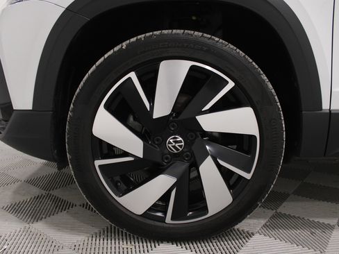 Used 2024 Volkswagen Taos SEL image 33