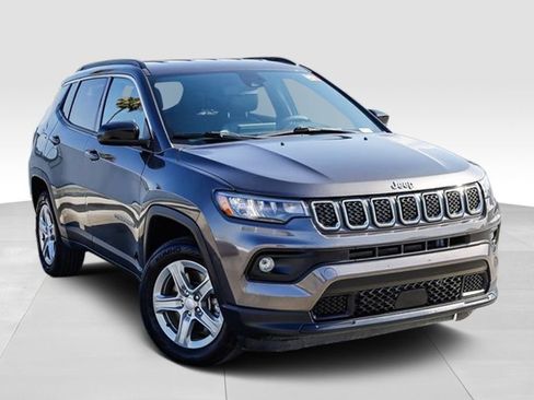 Used 2024 Jeep Compass Latitude AWD/4WD image 2