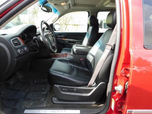 Used 2014 Chevrolet Suburban LTZ image 9