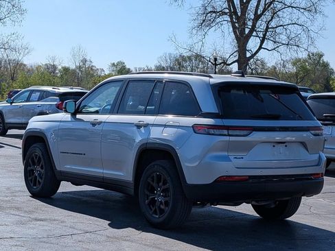 Used 2025 Jeep Grand Cherokee Altitude AWD/4WD image 9