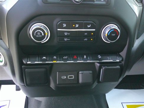 Used 2022 Chevrolet Silverado 1500 Custom Trail Boss w/ LPO, Dark Essentials Package AWD/4WD image 16