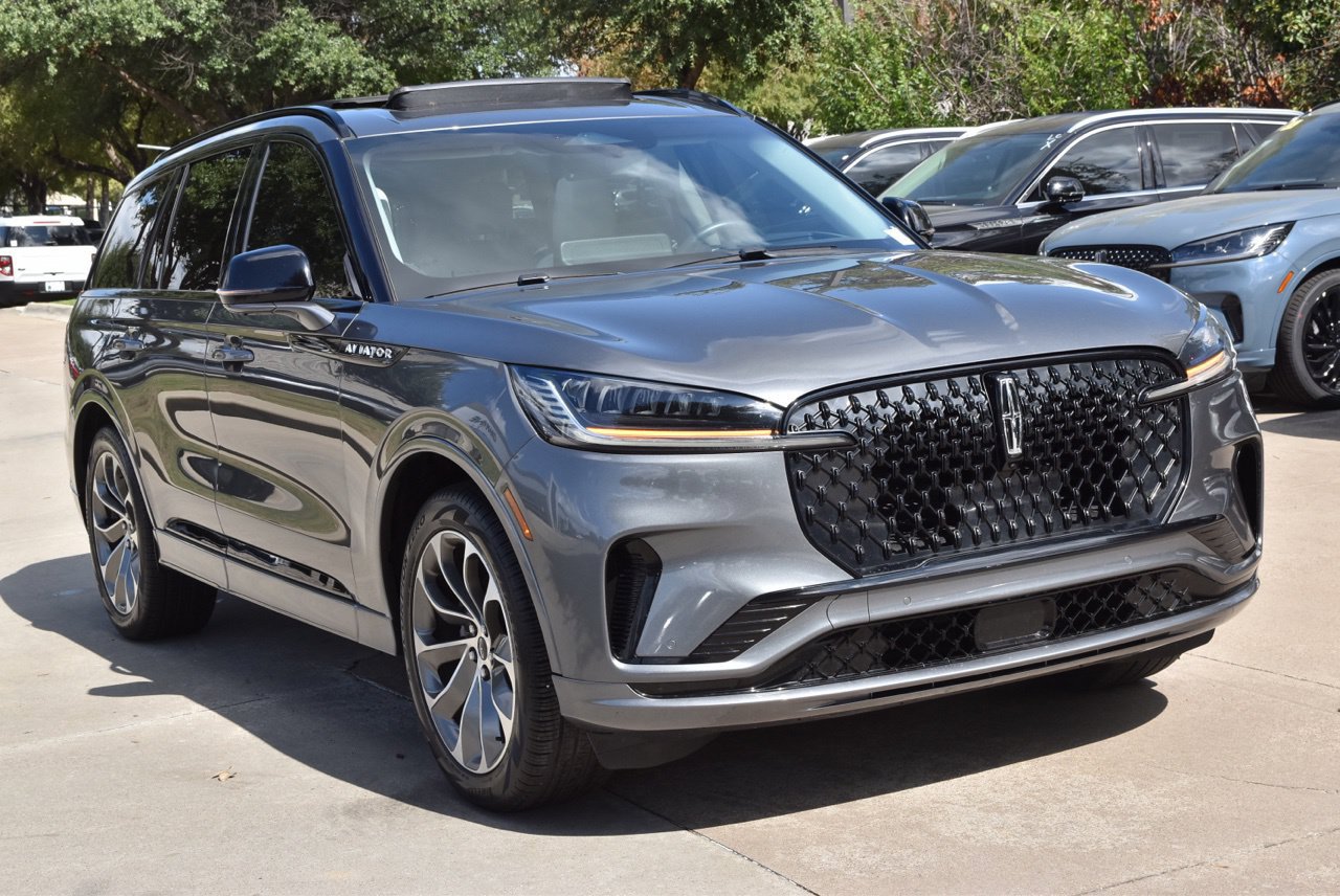 Certified 2025 Lincoln Aviator 2WD w/ Jet Appearance Package image 4