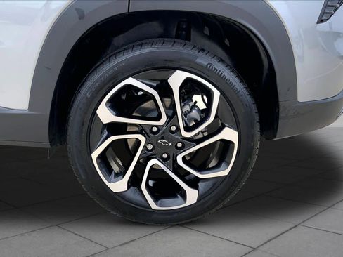 Used 2025 Chevrolet Trax RS FWD image 12