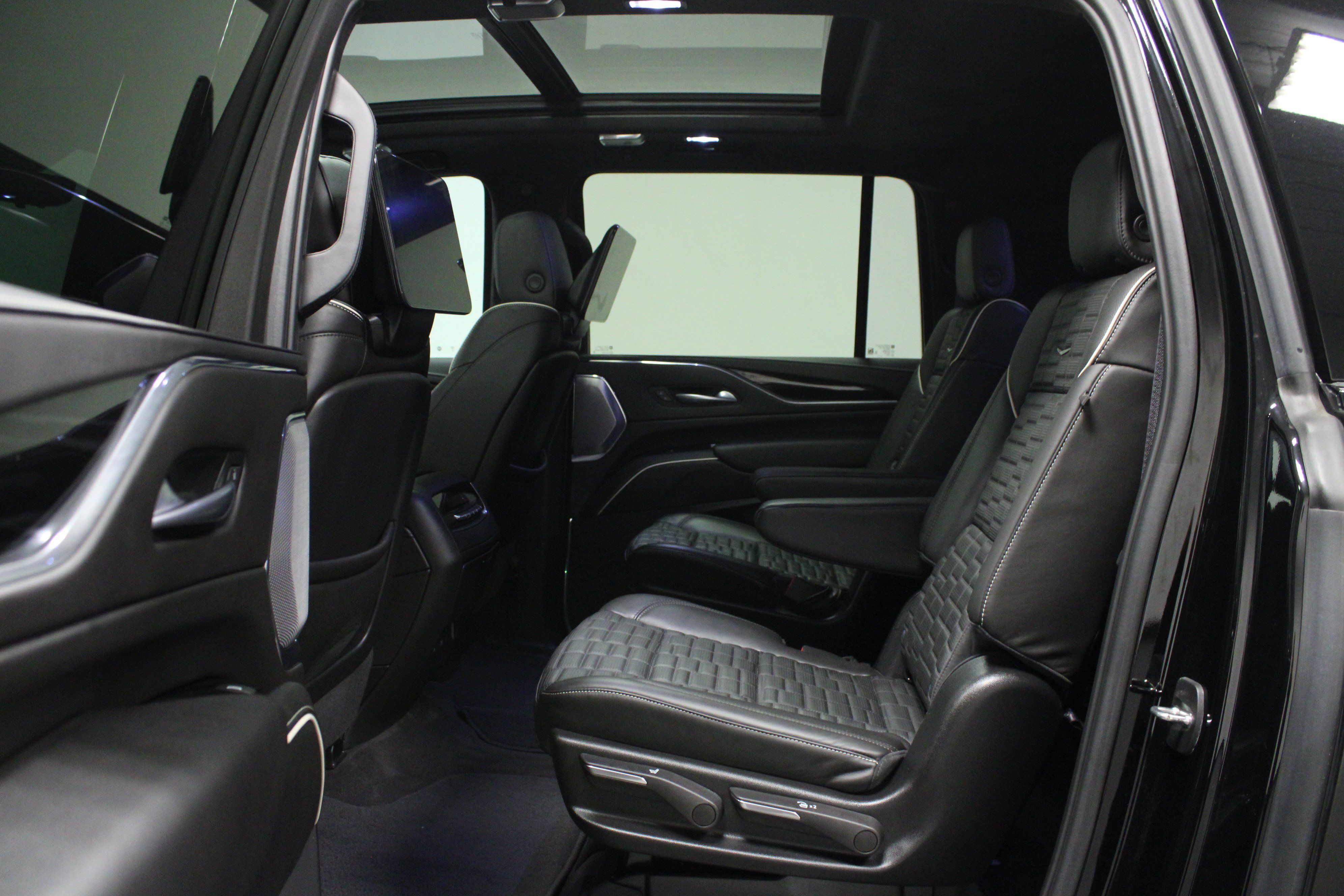 Used 2024 Cadillac Escalade ESV V AWD/4WD image 14