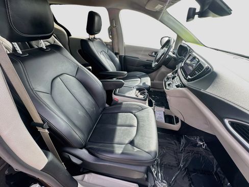 Used 2024 Chrysler Pacifica Limited FWD image 29