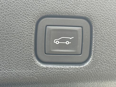 Used 2025 Chevrolet Traverse LT image 19