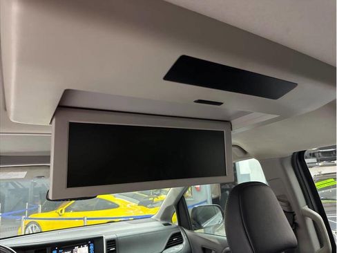 Used 2017 Toyota Sienna SE Premium image 19