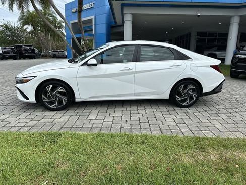 Used 2025 Hyundai Elantra SEL FWD image 21