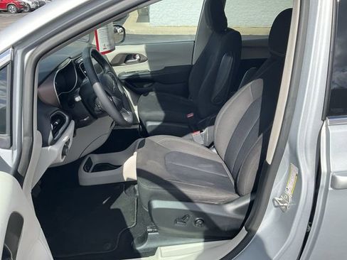 Used 2023 Chrysler Voyager LX image 9