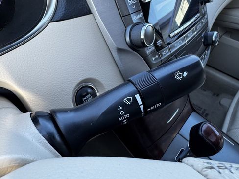 Used 2011 Toyota Avalon Limited image 32