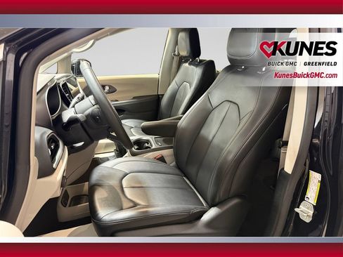 Used 2024 Chrysler Pacifica Touring-L FWD image 23