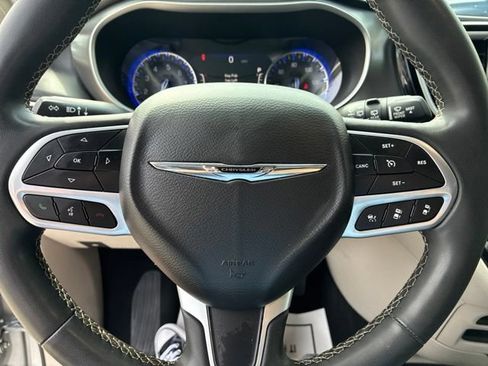 Used 2023 Chrysler Pacifica Touring-L FWD image 23