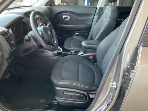 Used 2016 Kia Soul + image 3