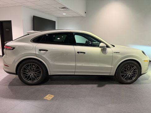 Certified 2025 Porsche Cayenne Turbo image 33