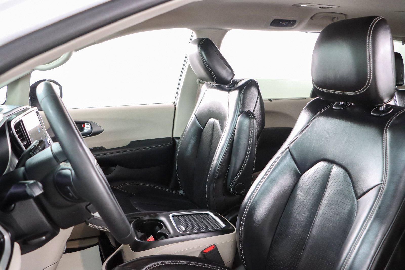 Used 2023 Chrysler Pacifica Touring-L FWD image 23