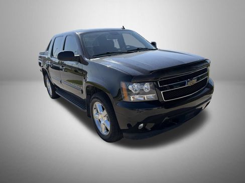 Used 2009 Chevrolet Avalanche LT w/ Convenience Package #1 AWD/4WD image 2