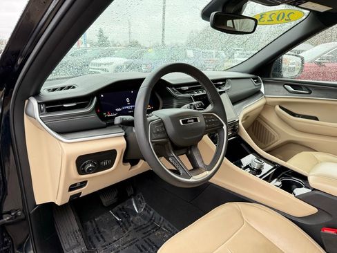 Used 2023 Jeep Grand Cherokee Limited AWD/4WD image 16