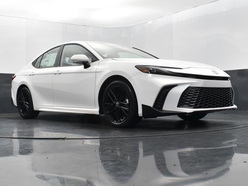 Used 2025 Toyota Camry SE image 41