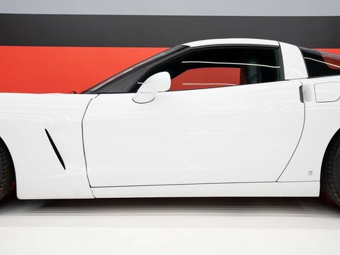 Used 2009 Chevrolet Corvette Coupe w/ Z51 Performance Package RWD image 28