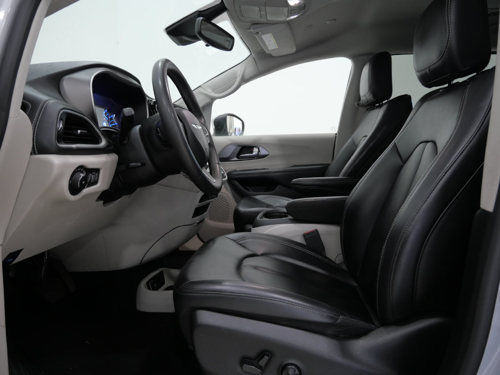 Used 2023 Chrysler Pacifica Touring-L FWD image 12