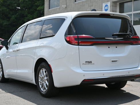 Used 2024 Chrysler Pacifica Touring-L FWD image 3