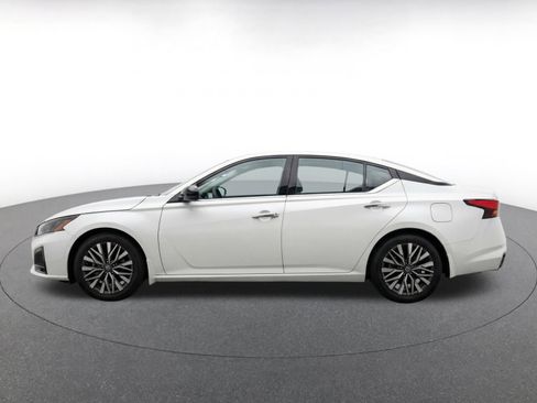 Used 2025 Nissan Altima 2.5 SV FWD image 4
