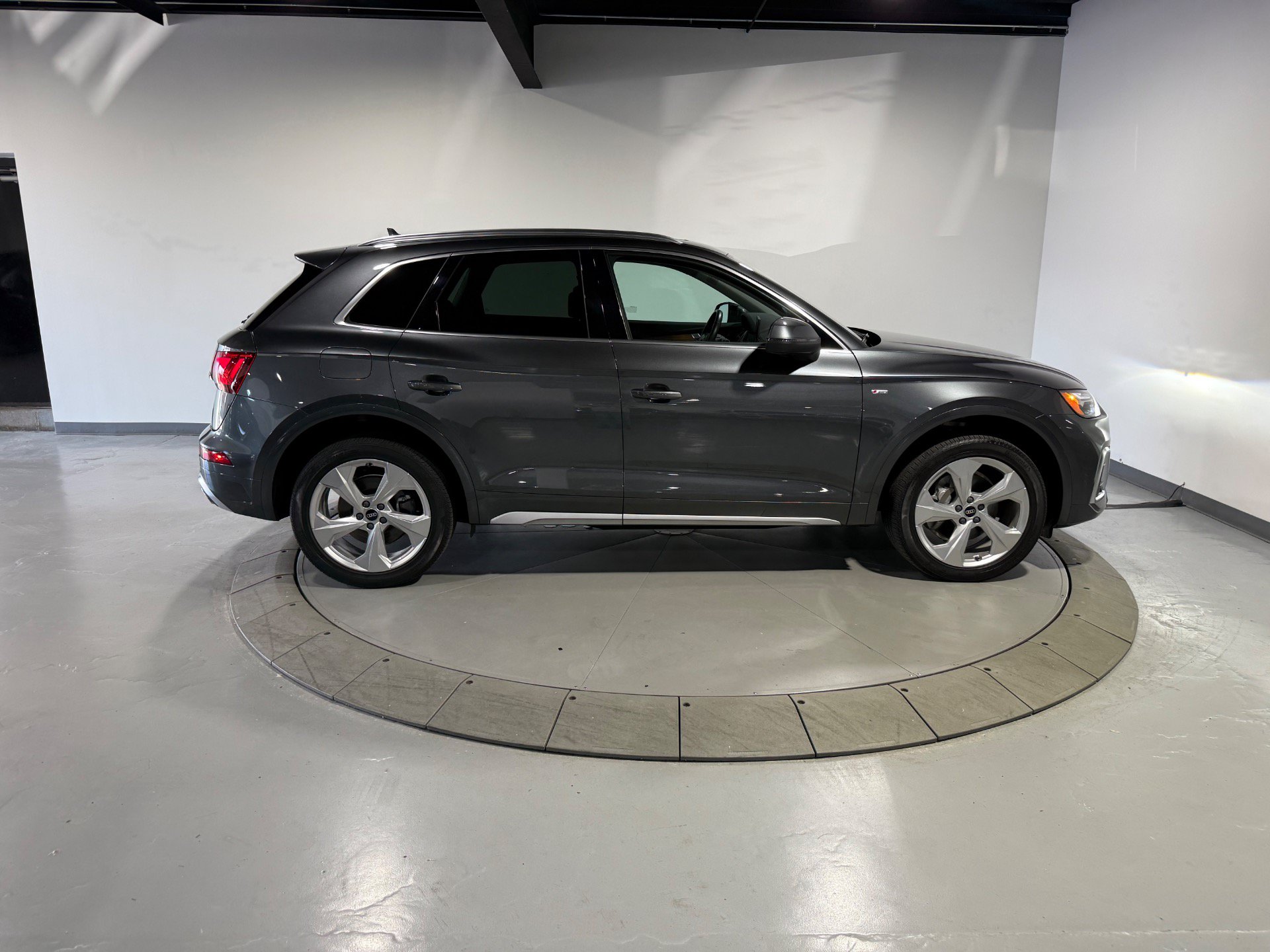 Used 2023 Audi Q5 2.0T Premium Plus w/ Premium Plus Package AWD/4WD image 8